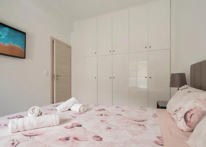 Neon 2Br Luxurious Central Apt Heraklion