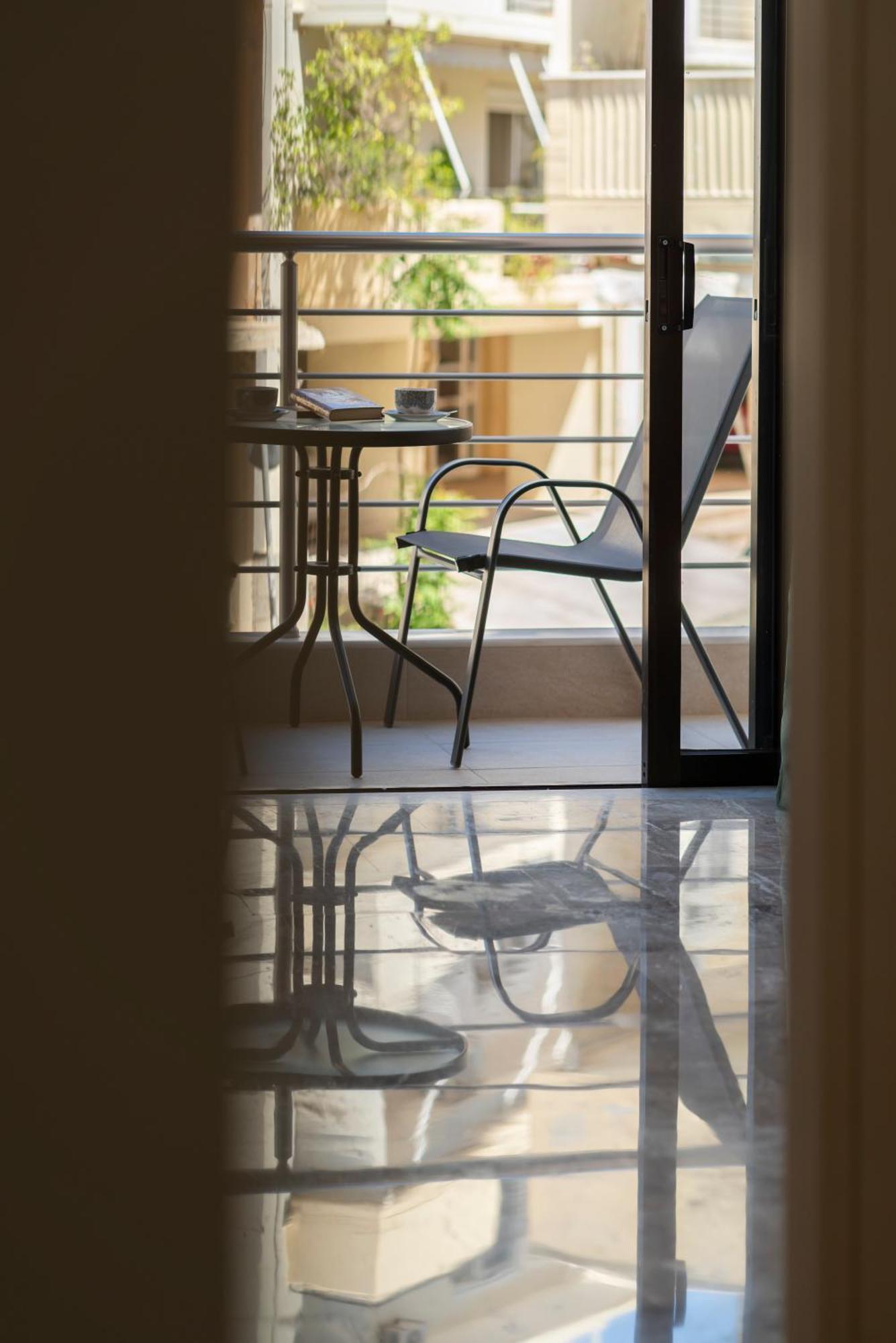 Neon 2br Luxurious Apartment *
